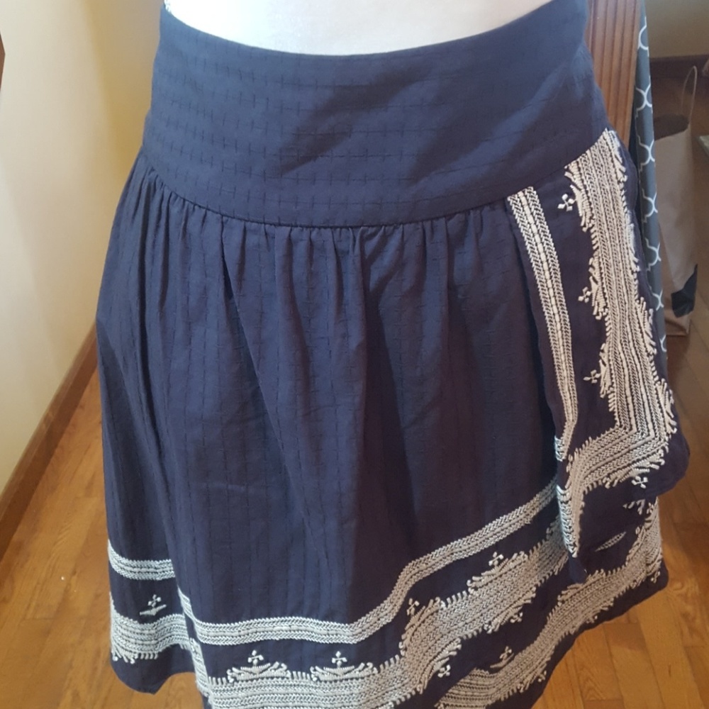 Anthropology holding horses skirt - Picture 3 of 8